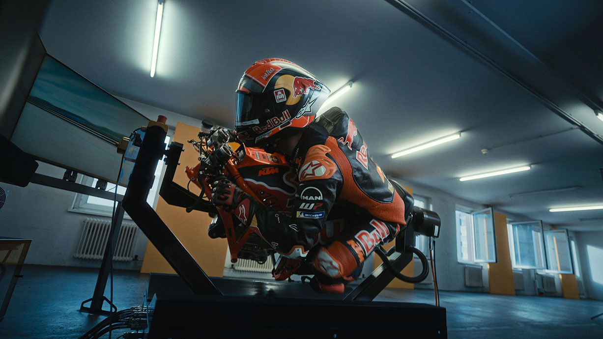 Rennfahrer auf dem KTM MotoGP Simulator, Standbild aus einem Produktvideo von RED SPOT