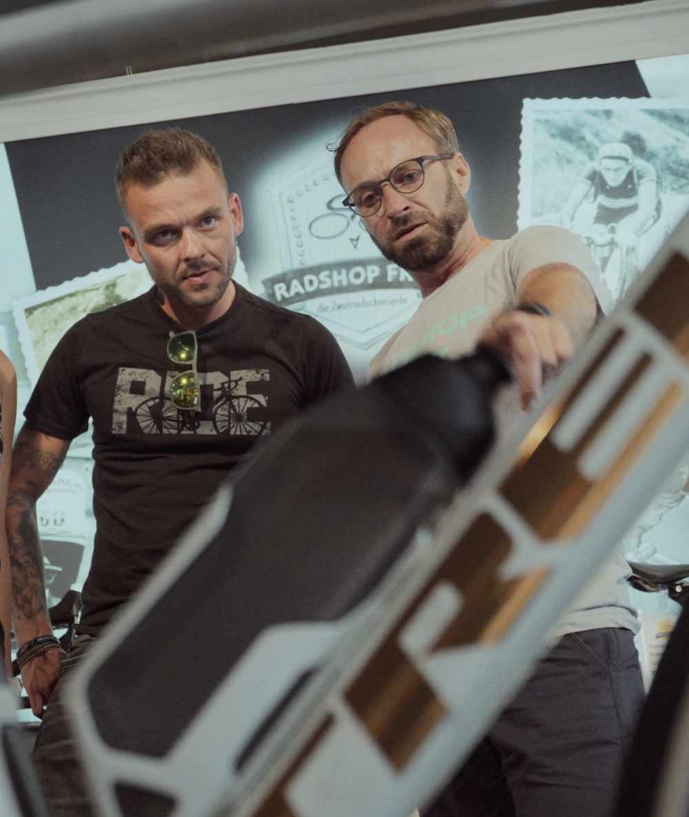 Szene aus dem Imagefilm für Radshop Fritz, gedreht im Shop in Oberösterreich
